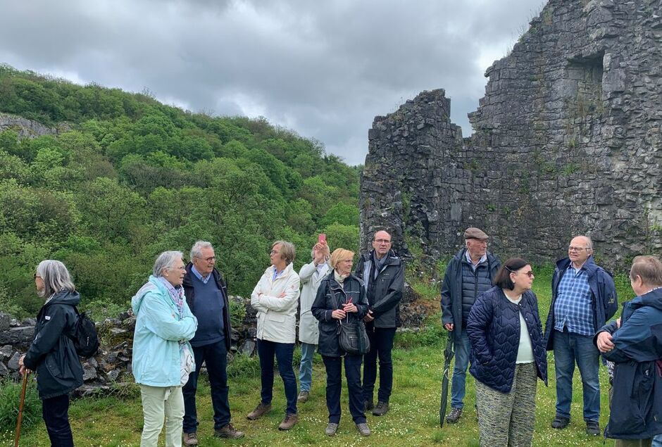 UNE VISITE GUIDEE LES RUINES DE MONTAIGLE EN V.I.P 